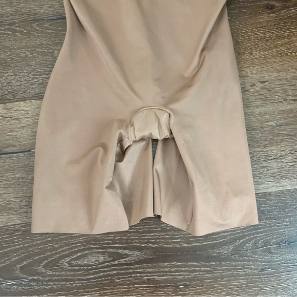 Spanx womens brown Plunge Low-Back Mid-Thigh Bodysuit L - Picture 3 of 11